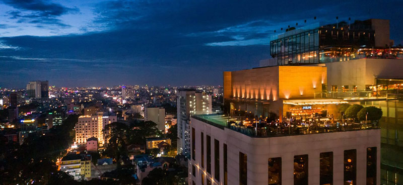Blog Nha Sau Quan Rooftop Pool Bar Hotel des Arts Saigon 03