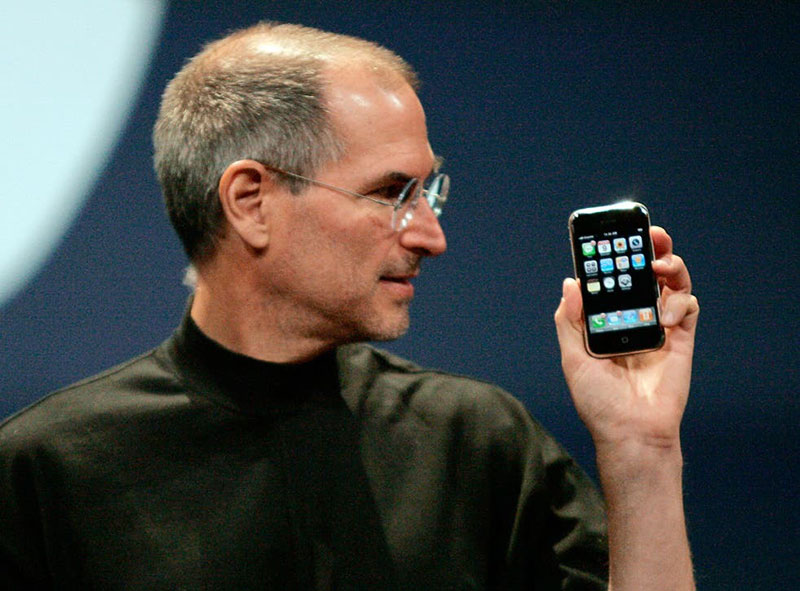 Blog Nha Sau Steve Jobs gioi thieu chiec iphone dau tien