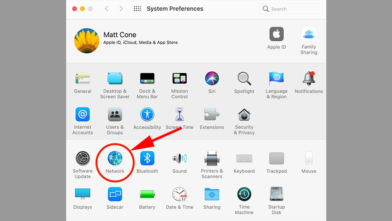 Bước 1: Bạn chọn Apple menu (logo hình trái táo) trên góc trái phía trên màn hình > Chọn System Preferences. Cửa sổ System Preferences hiện lên, chọn vào phần Network.